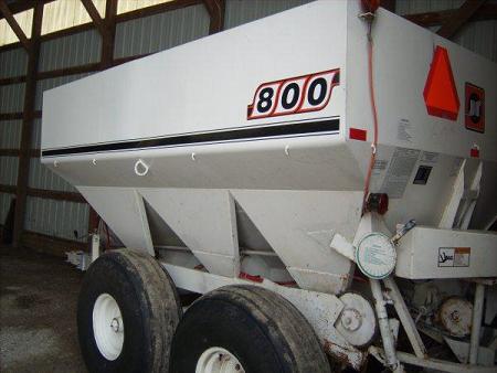 WILMAR 800 FERTILIZER SPREADER